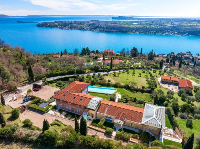 WOW - amazing lake view!