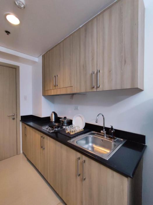 Shatzes Place-One Bedroom Pool view near MOA and Airport