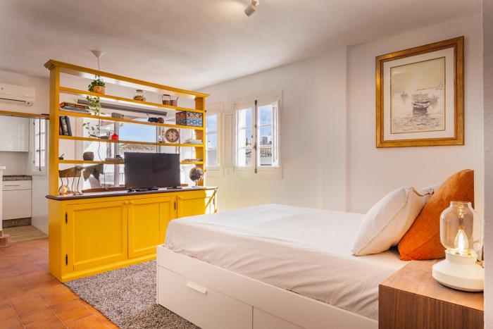 Duquesa port studio apartment - bright sunlit terrace