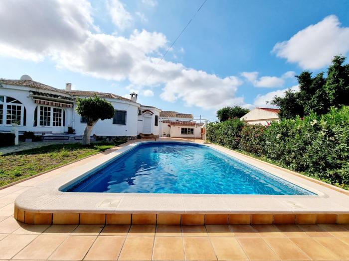 Charming Villa with Private Pool in Urb La Siesta Torrevieja