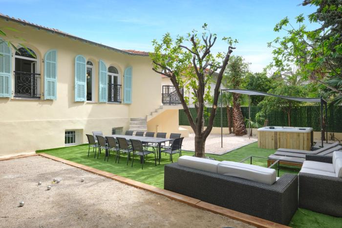 VILLA DES PERGOLAS -6 Bdrs - 5 bathrs -Parking -Jardin -JACUZZI -TRAMstation , 10 min beach