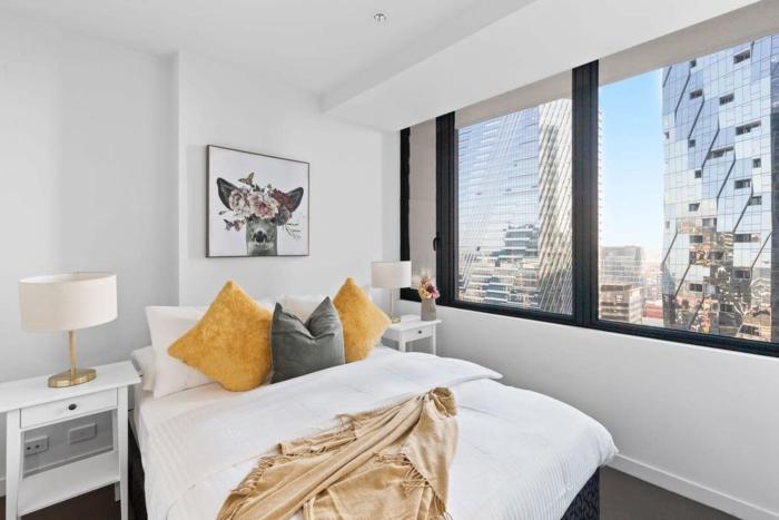 A 2BR Apt with City Views Next to Southern Cross