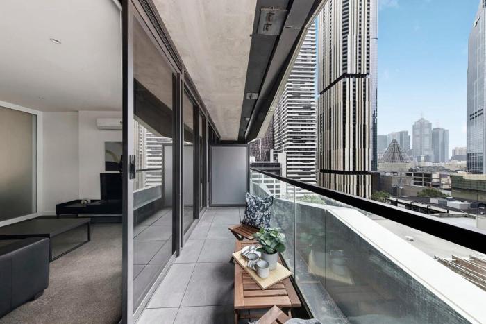 Charming 2BR Apt Near Victoria Market City Views