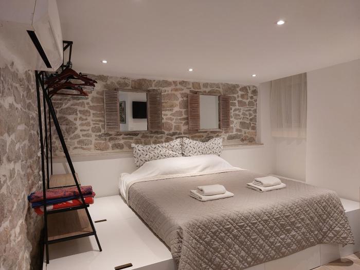 Cozy Central Split Apartment - 5 Min Walk to Old Town & Bacvice Beach