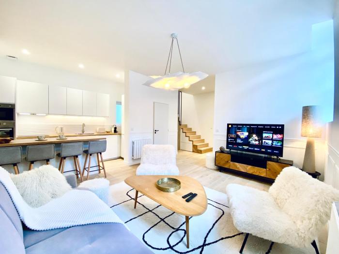 Velvet - By BEST KEYS - Maison Duplex Élégante - Plein Centre Ville - Déco Minimaliste & Cosy - Literie Haut de Gamme - 2 chambres séparées - Lit Queen Size & 1 canapé convertible - Smart TV - Netflix - Machine Nespresso - WiFi Fibre - Check-in