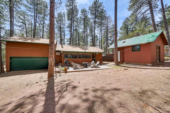 Forest Views and Fire Pit Cozy Pine Cabin