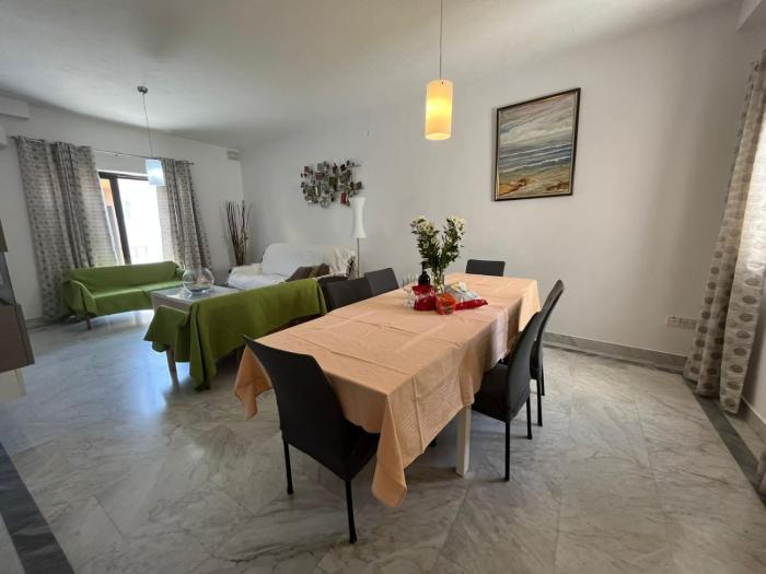 XL Spacious Apartment, 4-BR Home in Central Area, WALK to Sliema - St Julians