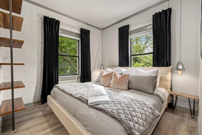 Apt on Town Square - Ultimate DT Fay Location