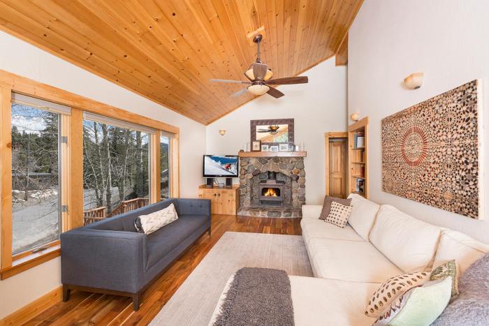 Mineral Springs 3 BR w Hot tub Available in Alpine Meadows