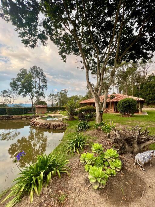 Hermosa cabaña campestre con piscina y lago