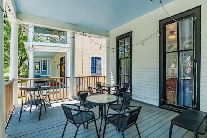 Dauphin District Darling #3-Downtown, Restaurants