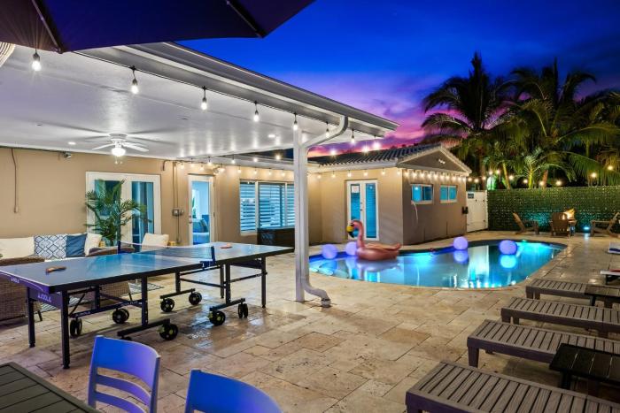 Spacious home wpool fire pit grill