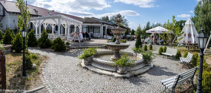 Forteca, pokoje gościnne nad stawem