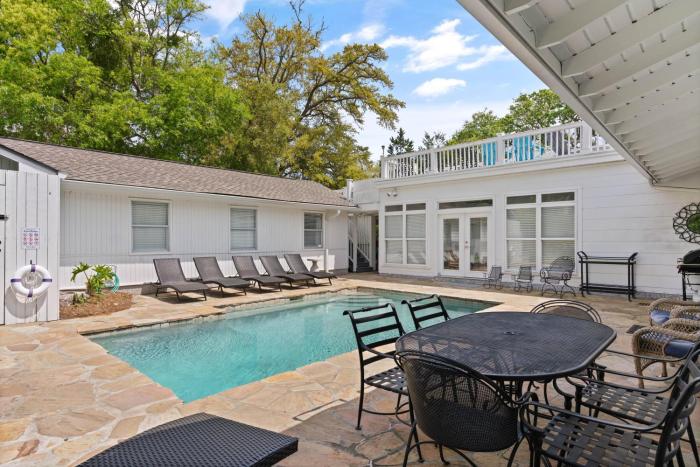 East Beach Courtyard - 4210 Seventh Street