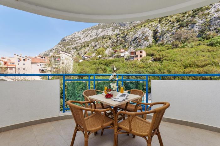 Apartment Hill with Free Garage Spot