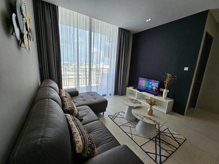 Kuching Podium Opposite Mall 3BR free parking with Pool A3