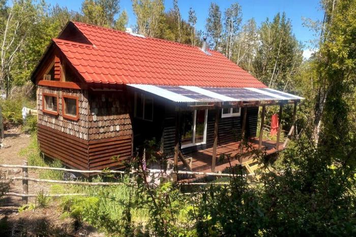 Cabaña en selva patagónica, cerca del pueblo
