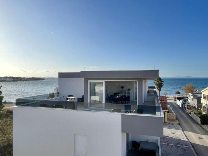 Blizina Mora II Modern Retreat