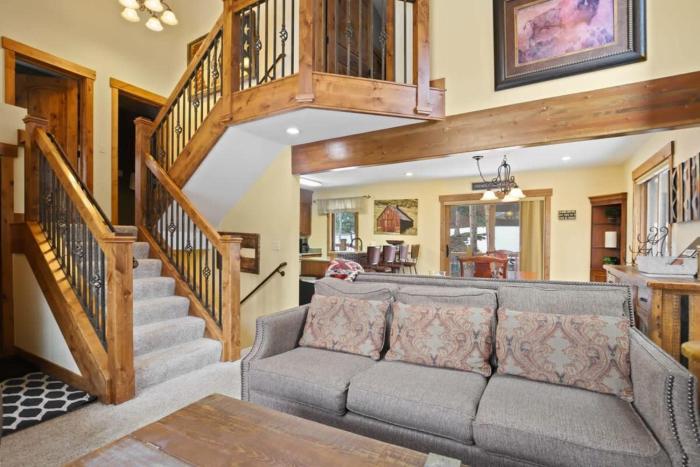 Charming 3BR with Hot Tub Walk to Town and Skiing