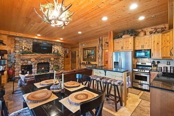 Rustic 2BR Condo with Private Hot Tub and Ski Views