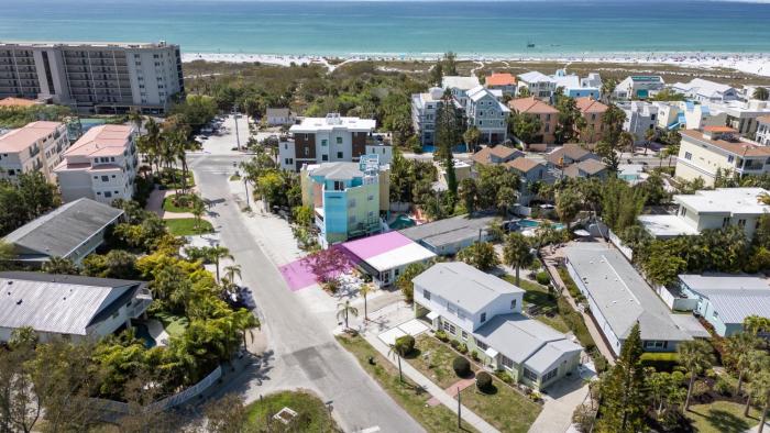 100 Steps to beach access - 5 minute walk to the Village - Private Porch