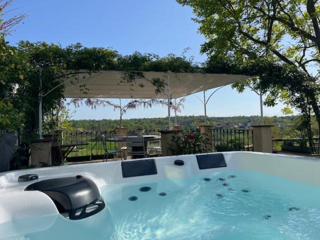 Villino Ca Bianca, vicino ad ALBA, tre camere da letto, sollevatori aerei, intera proprietà