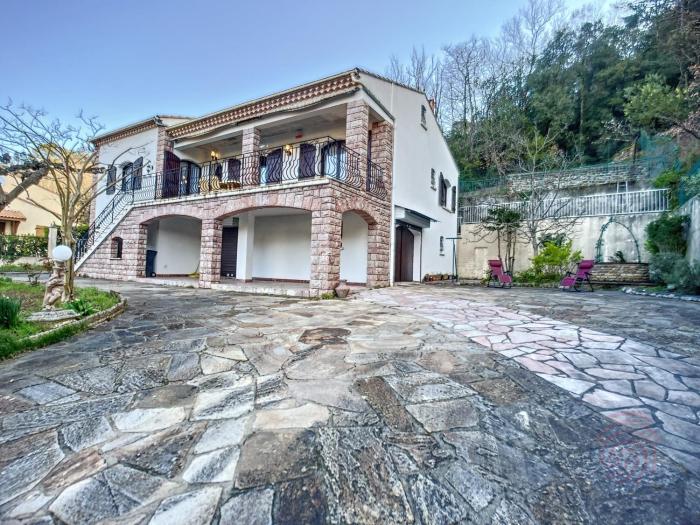 Maison F4 avec terrasse, parking et animaux acceptés - FR-1-451-185