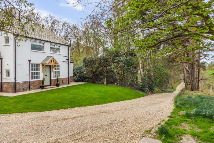 Cromer Coastal 6-Bed House l Near Beach, Parking & Garden