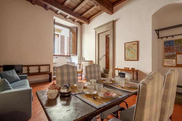 "Aurora" Renaissance Suite, palace from 1400, AC bedrooom, new BTH, near to Uffizzi Gallery, pivot location, walking distance from everything