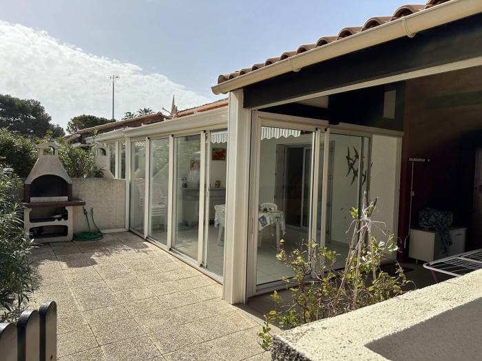 HOLIDAYLAND 239 VILLA T3 MEZZANINE 8 couchages climatisé avec véranda NARBONNE PLAGE