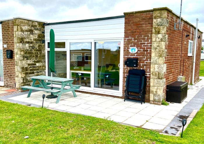 CHINE COTTAGE self-catering coastal bungalow in rural West Wight