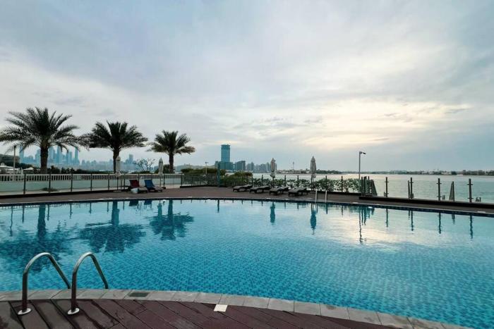 Stylish Palm Jumeirah Stay Sea, Burj Views, Gym & Pool