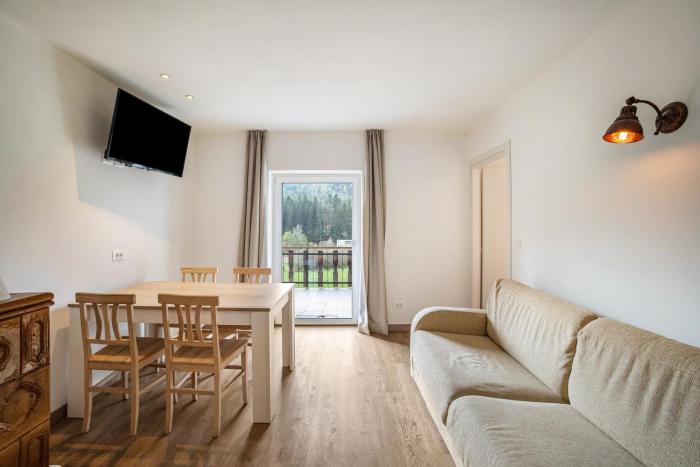 Silbernagl sonnig mit Gartenblick