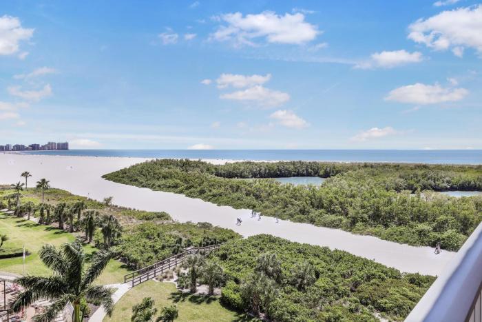Inviting condo on beach with pool and tennis courts