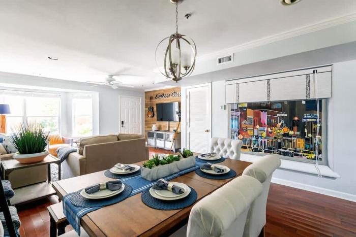 Walk To Broadway Charming Modern Historic Townhome