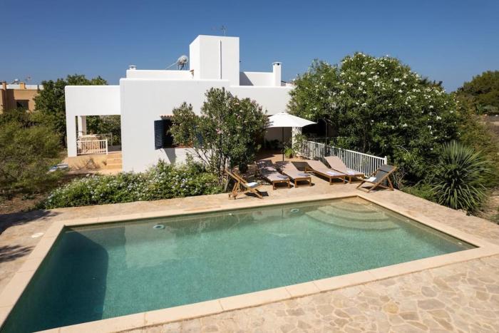 Can Pere March. Casa familiar con piscina.