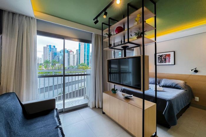 Studio novíssimo, completo e muito bem localizado