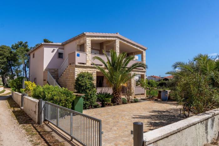 Apartments with parking space Vir - 23025