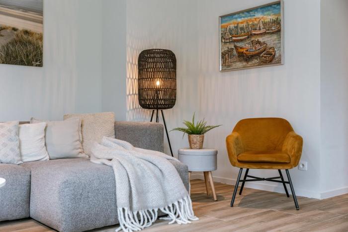 Huswell - Spacious top-floor apartment with private parking