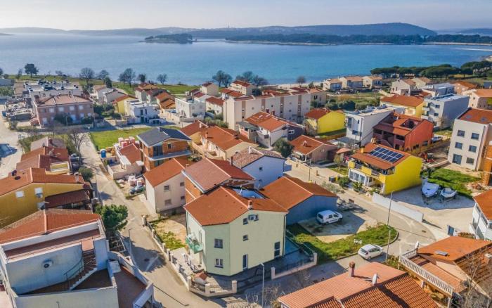 Holiday house for 11 persons in Medulin with sea view, terrace, air conditioning, WiFi 3486-4