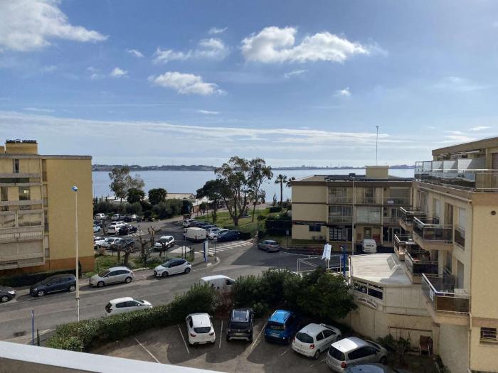 Bel appartement T1 avec vue dégagée, loggia, ascenseur et wifi à Balaruc-les-Bains - FR-1-553-102