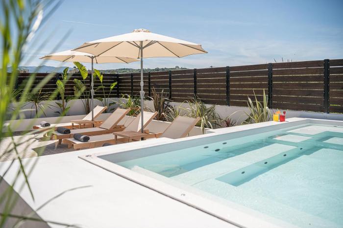 Sol Luxury Apartment - close to the beach with a private heated mini pool