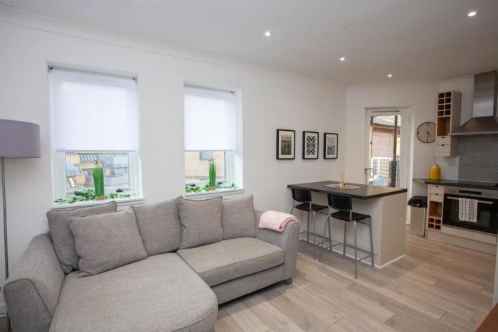 Bright Central Flat with Balcony and Free Parking