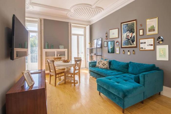 Central location with balcony & equipped kitchen