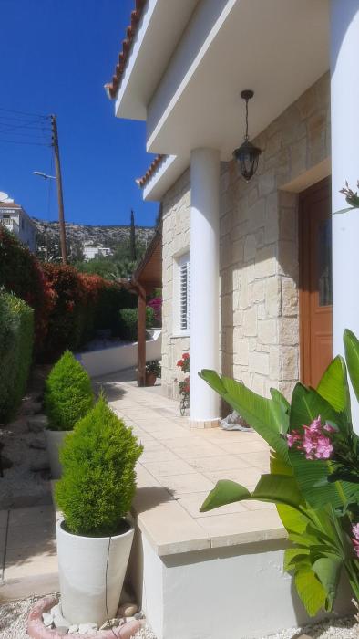 Villa Best Holiday- breathtaking sea views, amazing garden, private pool, BBQ, next to CORAL BAY, Lower Peyia, Paphos