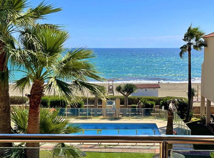 Beachfront & Sea View Holiday Apartment - Sea, Mountains and City Right in Front of You
