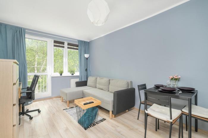 One Bedroom Apartment in Poznań with Bathub and 2 Desks for Remote Work by Renters