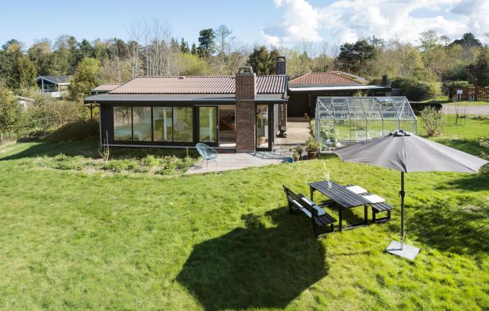 Lovely Home In Fårevejle With Wifi