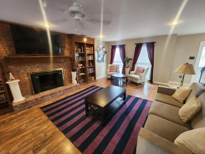 Large near ShopsDining & easy access to freeway