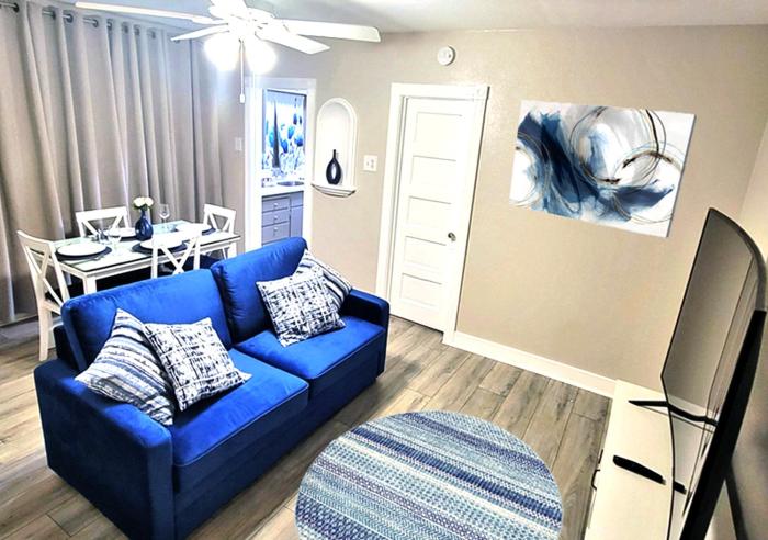 Beautiful Guesthouse, Sleeps 4 - Kitchen, Private Laundry, AC, Parking, 65 TV, Close to Stores, Restaurants & Beach